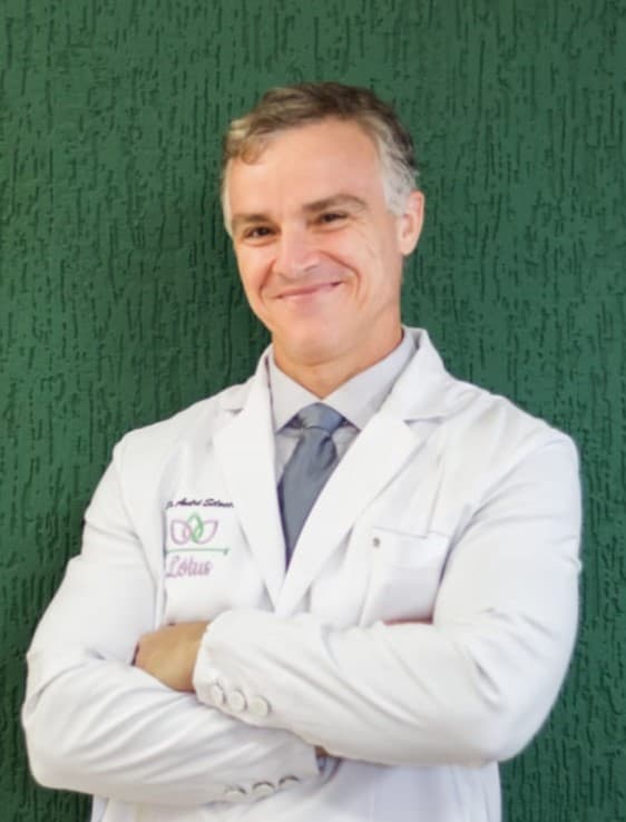 Dr. André em retrato institucional com foco em acolhimento e proximidade